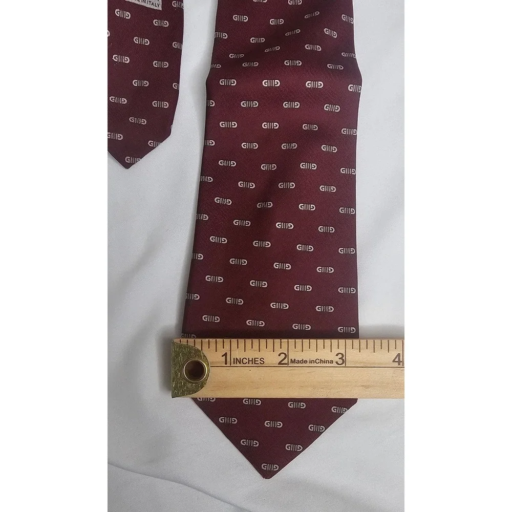 VTG Gucci Mens Silk Tie Burgundy Red GG Logo Crest Pattern Made in Italy